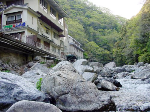 渓谷に流れる芥川のそばに建つ鉄筋5階建て。